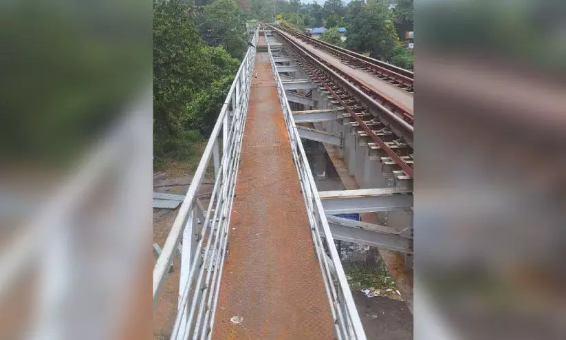 കല്ലട റെയിൽവേ പാലത്തിൽ നടപ്പാത പൂർത്തിയാകുന്നു കല്ലട റെയിൽവേ പാലത്തിൽ നടപ്പാത പൂർത്തിയാകുന്നു
