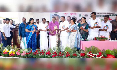 അ​ന്താ​രാ​ഷ്ട്ര പു​ഷ്പ​മേ​ള​ക്ക് തി​രി​തെ​ളി​ഞ്ഞു