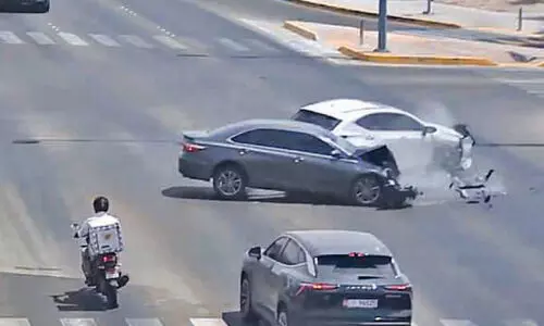 ഡ്രൈവിങ്ങിൽ മൊബൈല് ഫോണ് ഉപയോഗം; മുന്നറിയിപ്പുമായി അബൂദബി പൊലീസ് ഡ്രൈവിങ്ങിൽ മൊബൈല് ഫോണ് ഉപയോഗം; മുന്നറിയിപ്പുമായി അബൂദബി പൊലീസ്