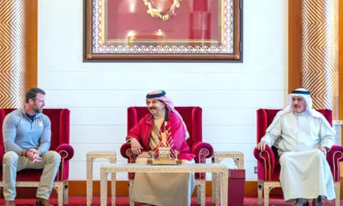 ഉ​ഭ​യ​ക​ക്ഷി ബ​ന്ധം പു​തി​യ ത​ല​ത്തി​ലേ​ക്ക്; യു.​എ​സ് ഉ​ന്ന​ത​ത​ല സം​ഘ​വു​മാ​യി ഹ​മ​ദ് രാ​ജാ​വ് കൂ​ടി​ക്കാ​ഴ്ച ന​ട​ത്തി