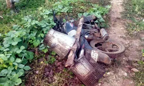 ടാ​പ്പി​ങ് തൊ​ഴി​ലാ​ളി കാ​ട്ടാ​ന​ക്ക് മു​ന്നി​ല്‍; ര​ക്ഷ​പ്പെ​ട്ട​ത് ത​ല​നാ​രി​ഴ​ക്ക്