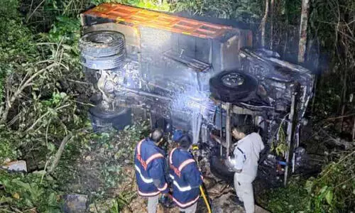 ടി​പ്പ​ർ ലോ​റി 15 അ​ടി താ​ഴ്ച​യി​ലേ​ക്ക് മ​റി​ഞ്ഞ് തീ ​പ​ട​ർ​ന്നു