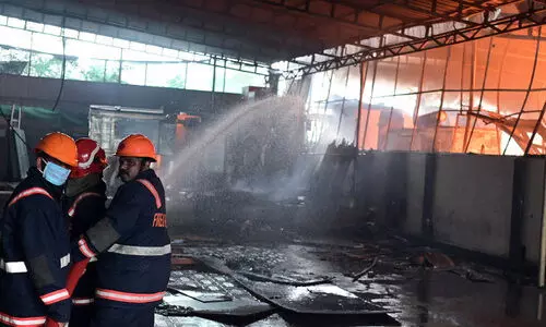 ചെരിപ്പ് നിര്‍മാണ ഫാക്ടറിയില്‍ അഗ്നിബാധ; മു​ള്‍മു​ന​യി​ല്‍ നാ​ട്