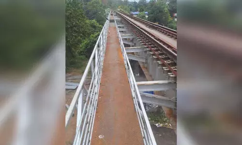 കല്ലട റെയിൽവേ പാലത്തിൽ നടപ്പാത പൂർത്തിയാകുന്നു