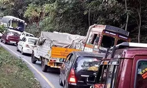 അവധിക്കാല തിരക്കിൽ കുരുങ്ങി താമരശ്ശേരി ചുരം;  ഗതാഗതക്കുരുക്ക് രൂക്ഷം; ചുരമിറങ്ങാൻ മണിക്കൂറുകൾ