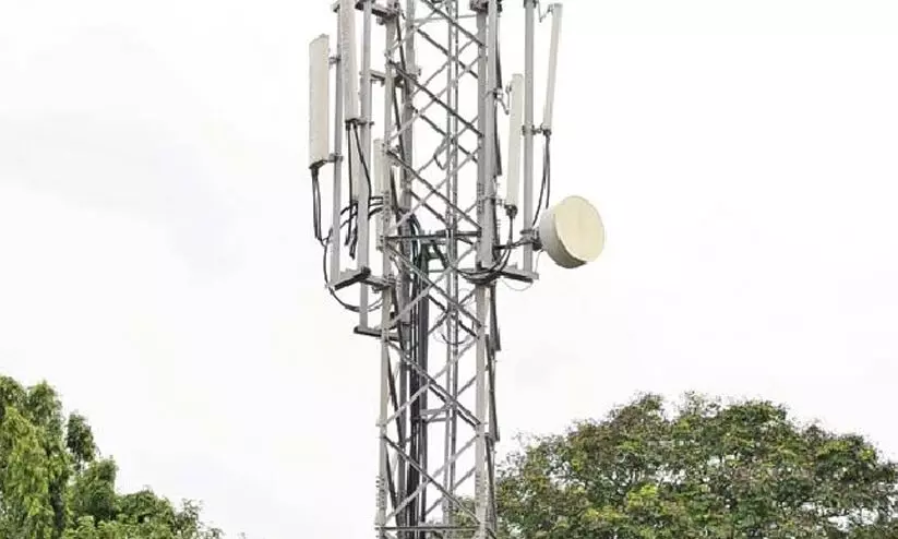 മദ്യ ലഹരിയിൽ മൊബൈൽ ടവറിന് മുകളിൽ കയറി യുവാവിന്റെ ആത്മഹത്യാ ഭീഷണി മദ്യ ലഹരിയിൽ മൊബൈൽ ടവറിന് മുകളിൽ കയറി യുവാവിന്റെ ആത്മഹത്യാ ഭീഷണി