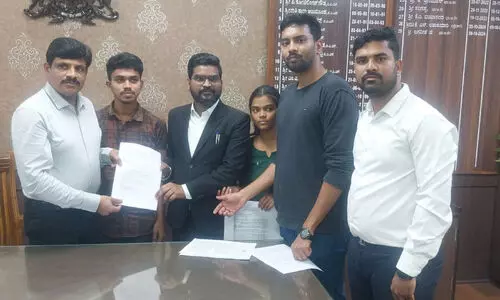 സർക്കാർ സ്കൂളുകൾ പൂട്ടുന്നതിനെതിരെ നിവേദനം നൽകി