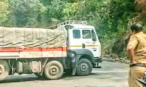 ചുരത്തിൽ മൾട്ടി ആക്സിൽ വാഹനങ്ങളുടെ നിയന്ത്രണം കടലാസിൽ; പൊലീസ് നോക്കുകുത്തി