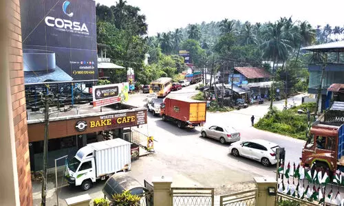 ചു​ര​ത്തി​ൽ ഗ​താ​ഗ​ത​ക്കു​രു​ക്കി​ൽ പൊ​റു​തി​മു​ട്ടി യാ​ത്ര​ക്കാ​ർ