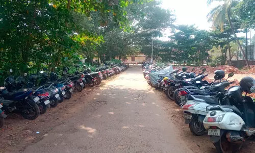 റെയിൽവേ സ്റ്റേഷനുകളിലെ പാർക്കിങ് ചാർജ് ഭയന്ന് വാഹനങ്ങൾ വഴിയിൽ