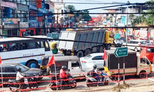 ട്രാഫിക് സിഗ്നൽ കണ്ണടച്ചിട്ട് ആഴ്ചകൾ; കിളിമാനൂർ ടൗൺ ഗതാഗതക്കുരുക്കിൽ ട്രാഫിക് സിഗ്നൽ കണ്ണടച്ചിട്ട് ആഴ്ചകൾ; കിളിമാനൂർ ടൗൺ ഗതാഗതക്കുരുക്കിൽ