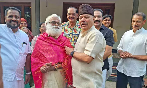 ബാർബർ ബാലനെ കണ്ടുമുട്ടിയ അശോക് രാജിനെപ്പോലെ; മുരളിയെ ചേർത്തുപിടിച്ച് ഡോ. പി. മുഹമ്മദലി