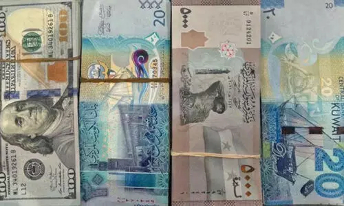 ക​റ​ൻ​സി​ക​ളു​മാ​യി വി​മാ​ന​ത്താ​വ​ള​ത്തി​ൽ യാ​ത്ര​ക്കാ​ര​ൻ പി​ടി​യി​ൽ