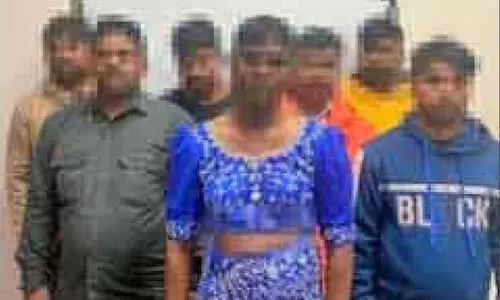 പെ​ൺ​വേ​ഷം ധ​രി​ച്ച് ആ​ഘോ​ഷം; ഇ​ന്ത്യ​ൻ പ്ര​വാ​സി​ക​ൾ അ​റ​സ്റ്റി​ൽ