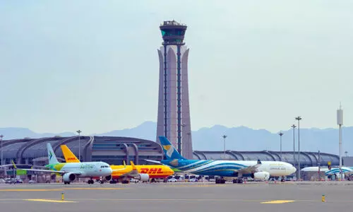 മ​സ്ക​ത്ത്, സ​ലാ​ല വി​മാ​ന​ത്താ​വ​ള​ങ്ങ​ളി​ൽ തി​ര​ക്കേ​റി