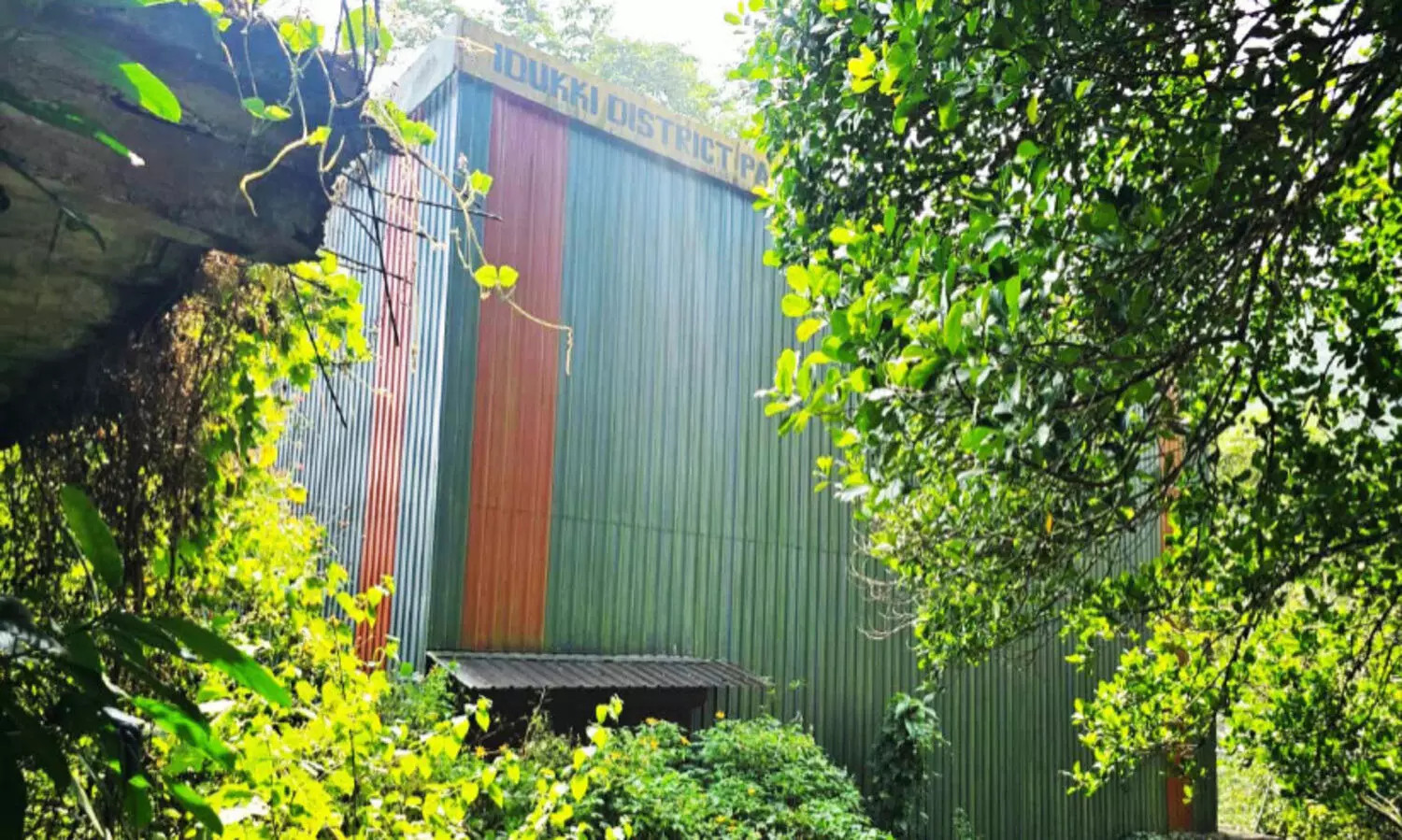 ലക്ഷങ്ങൾ പാഴായി കാടുകയറി നശിച്ച് വനിത റിക്രിയേഷൻ ക്ലബ്