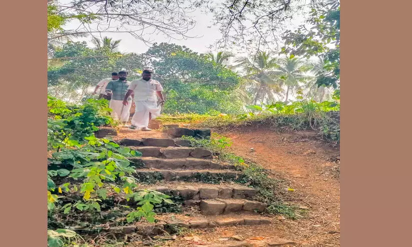 ചവിട്ടുപടികൾ തകർന്നു, കനാൽ വഴിയിൽ യാത്ര ദുരിതം ചവിട്ടുപടികൾ തകർന്നു, കനാൽ വഴിയിൽ യാത്ര ദുരിതം