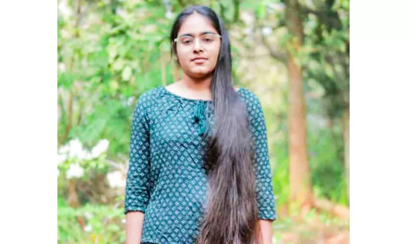 കാൻസർ രോഗികൾക്കായി മുടി ദാനം ചെയ്ത് വിദ്യാർഥിനി കാൻസർ രോഗികൾക്കായി മുടി ദാനം ചെയ്ത് വിദ്യാർഥിനി