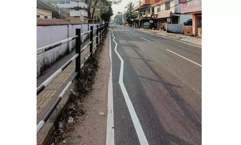 കാൽനടയാത്രക്കാരുടെ സുരക്ഷക്ക് സിഗ്സാഗ് വരകൾ കാൽനടയാത്രക്കാരുടെ സുരക്ഷക്ക് സിഗ്സാഗ് വരകൾ