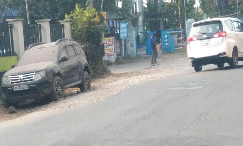 അറ്റകുറ്റപ്പണിയെച്ചൊല്ലി തർക്കം റോഡ് നന്നാക്കുന്നില്ല അറ്റകുറ്റപ്പണിയെച്ചൊല്ലി തർക്കം റോഡ് നന്നാക്കുന്നില്ല