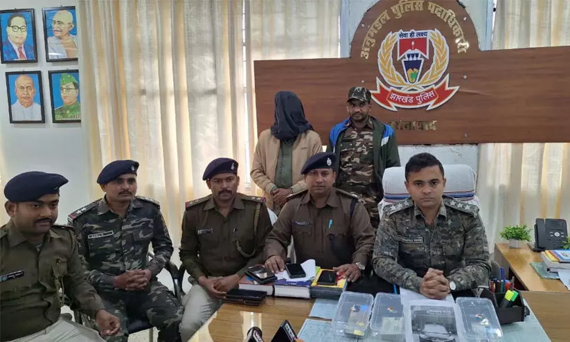 പിതാവിന്റെ മോഹം പൂവണിയിക്കാൻ ഏഴ് വർഷം ഐ.എ.എസ് ഓഫിസറായി ജീവിതം; ആൾമാറാട്ടത്തിനൊടുവിൽ യുവാവ് പിടിയിൽ പിതാവിന്റെ മോഹം പൂവണിയിക്കാൻ ഏഴ് വർഷം ഐ.എ.എസ് ഓഫിസറായി ജീവിതം; ആൾമാറാട്ടത്തിനൊടുവിൽ യുവാവ് പിടിയിൽ