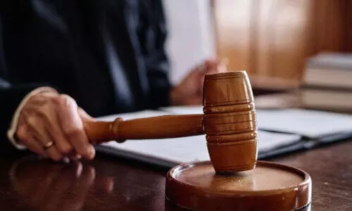 പി​രി​ച്ചു​വി​ട്ട തൊ​ഴി​ലു​ട​മ​ക്കെ​തി​രെ ന​ൽ​കി​യ ന​ഷ്ട​പ​രി​ഹാ​ര പ​രാ​തി ത​ള്ളി