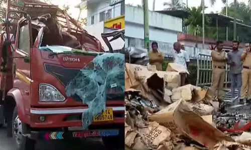 കോഴിക്കോട് മദ്യ​ലോറി മറിഞ്ഞ് ​ഡ്രൈവർ മരിച്ചു; മദ്യക്കുപ്പികൾ റോഡിൽ ചിതറി
