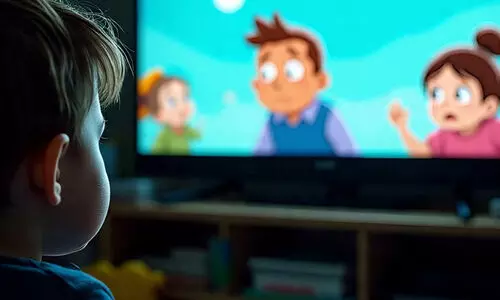 ഭക്ഷണം കഴിക്കാൻ കുട്ടികൾക്ക് കാർട്ടൂൺ നിർബന്ധമാണോ? അത് അത്ര നല്ലതല്ല!