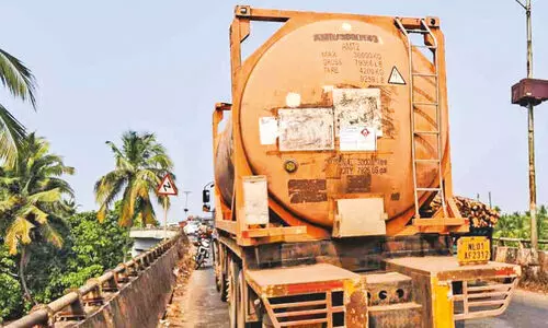 താവം മേൽപാലം റോഡ് തകർച്ചക്ക് പരിഹാരമില്ല; ജനം ആശങ്കയിൽ