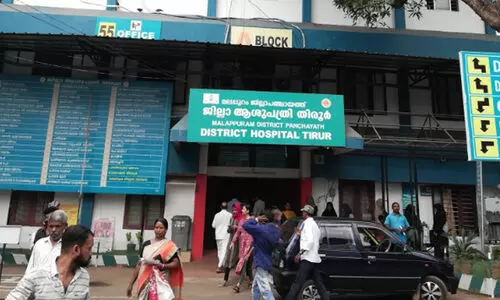 തി​രൂ​ർ ഗ​വ. ജി​ല്ല ആ​ശു​പ​ത്രി​യു​ടെ ലി​ഫ്റ്റി​ൽ യു​വ​തി കു​ടു​ങ്ങി