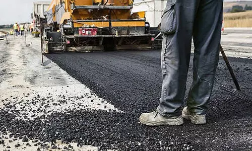 പ്ര​ള​യ ദു​രി​താ​ശ്വാ​സ പ്ര​വൃ​ത്തി, ജി​ല്ല​യി​ൽ റോ​ഡ് നി​ർ​മാ​ണം ‘സ​ർ​വം സ്ലോ​യാ...’