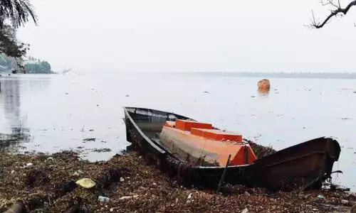 കായൽക്കരയിൽ തള്ളിയ വഞ്ചിയുടെ മോൾഡ് മത്സ്യത്തൊഴിലാളികൾക്ക് ദുരിതമാകുന്നു