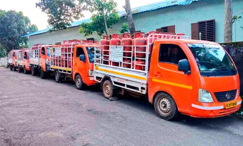 സ്കൂള്‍ മതിലിനോട് ചേര്‍ന്ന് ഗ്യാസ് സിലിണ്ടര്‍ നിറച്ച ലോറികളുടെ പാർക്കിങ്; വിദ്യാർഥികൾക്ക് ഭീഷണിയെന്ന് പരാതി