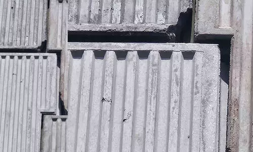 കൊട്ടിയത്ത് തകർച്ച മറയ്ക്കാൻ സിമന്റുതേച്ച് ‘മിനുക്കുപണി’; ജനരോഷം ഇരമ്പുന്നു കൊട്ടിയത്ത് തകർച്ച മറയ്ക്കാൻ സിമന്റുതേച്ച് ‘മിനുക്കുപണി’; ജനരോഷം ഇരമ്പുന്നു