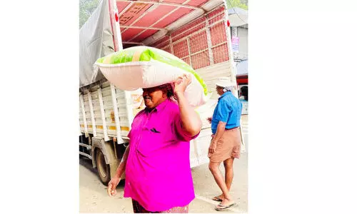 പ​ഞ്ചാ​യ​ത്ത് മെം​ബ​ർ ചു​മ​ടി​ന്‍റെ തി​ര​ക്കി​ലാ​ണ്...