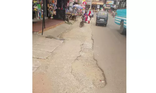 കേബിൾ ഇടാൻ റോഡ്​ കുഴിച്ചു; വെയിലായപ്പോൾ പൊടിപടലം