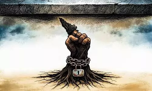 കേ​ര​ള​ത്തെ പി​ന്നി​ല്‍നി​ന്ന് കു​ത്തു​ന്നു