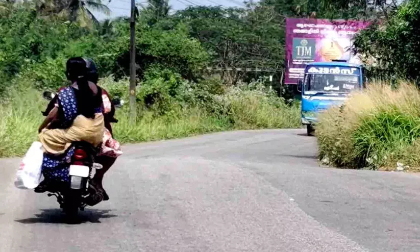 കാഴ്ച മറച്ച് പാഴ്ചെടികൾ; വാഹനാപകടങ്ങൾ വർധിക്കുന്നു കാഴ്ച മറച്ച് പാഴ്ചെടികൾ; വാഹനാപകടങ്ങൾ വർധിക്കുന്നു