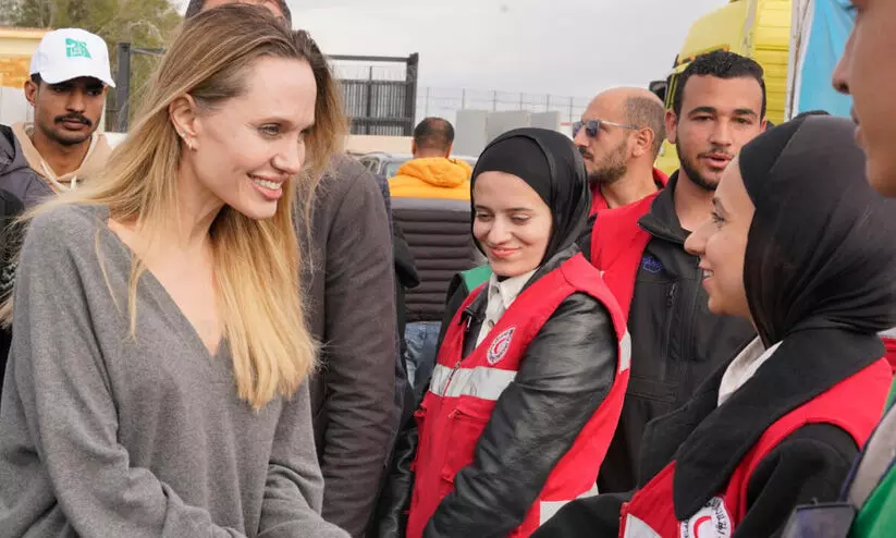 റഫ അതിർത്തി സന്ദൾശിച്ച് ആഞ്ജലീന ജോളി; ഗസ്സ സഹായ നിരോധനം സിവിലിയന്മാർക്കെതിരായ ആക്രമണമെന്ന് സ്പാനിഷ് നടൻ ജാവിയർ ബർദെം റഫ അതിർത്തി സന്ദൾശിച്ച് ആഞ്ജലീന ജോളി; ഗസ്സ സഹായ നിരോധനം സിവിലിയന്മാർക്കെതിരായ ആക്രമണമെന്ന് സ്പാനിഷ് നടൻ ജാവിയർ ബർദെം