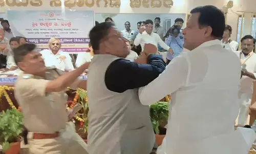 വനംമന്ത്രി നയിച്ച വികസന അവലോകന യോഗത്തിൽ കൈയാങ്കളി