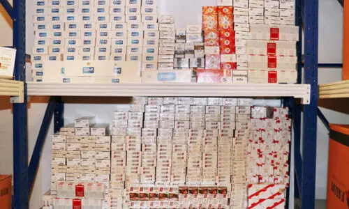 നി​യ​മ​വി​രു​ദ്ധ പു​ക​യി​ല വി​ൽ​പ​ന; ഉ​ൽ​പ​ന്ന​ങ്ങ​ൾ   പി​ടി​ച്ചെ​ടു​ത്തു