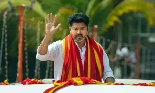 കരൂർ ദുരന്തം: വിജയ് ഡൽഹിയിലേക്ക് പുറപ്പെട്ടു, സി.ബി.ഐക്ക് മുന്നിൽ ഹാജരാകും