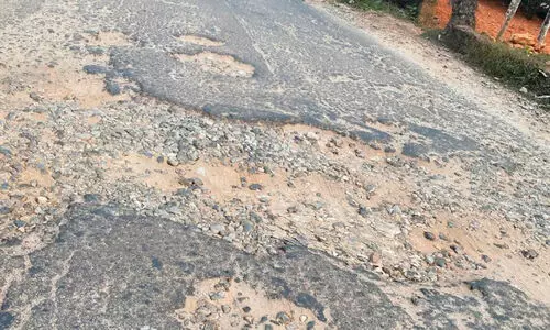 ‘മ​ര​ണ​ക്കു​ഴി’ നി​റ​ഞ്ഞ് പൂ​മു​ഖം റോ​ഡ്