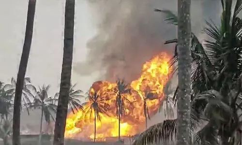 ആന്ധ്ര എണ്ണക്കിണറിലെ തീപിടിത്തം രണ്ടാം ദിവസവും അണക്കാനായില്ല; അഞ്ച് കി.മീ ചുറ്റളവിൽനിന്നും ആളുകളെ പൂർണമായി ഒഴിപ്പിച്ചു