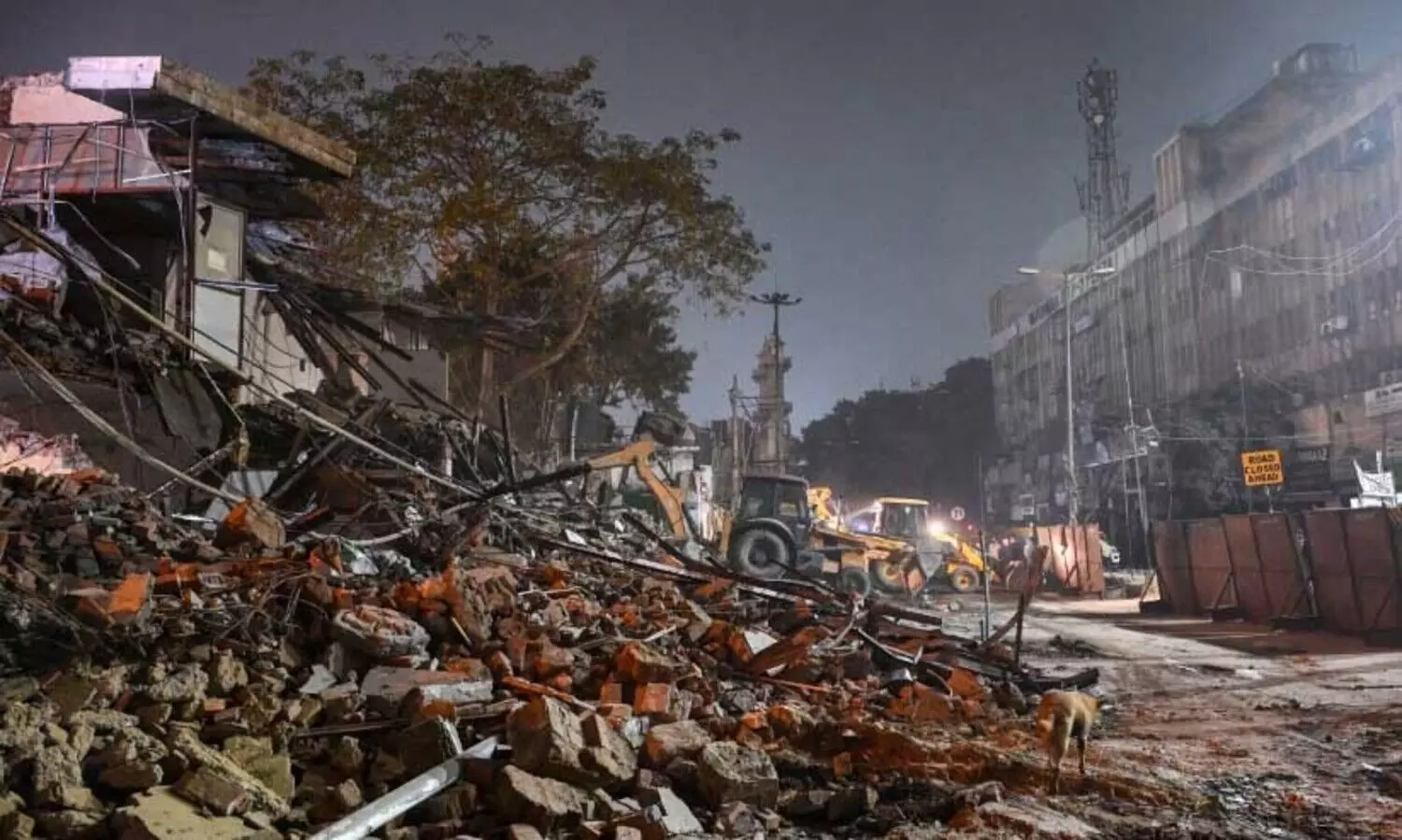 അടിയന്തരാവസ്ഥ കാലം ഓർമിപ്പിച്ച് അർധരാത്രിയിലെ ഇടിച്ചുനിരത്തൽ; പുലർച്ചെ ഇരച്ചെത്തിയത് 32 ജെ.സി.ബികളും വൻ പൊലീസ് സന്നാഹവും