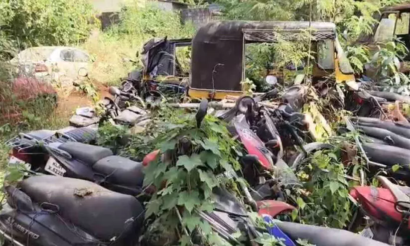 ലേല നടപടികൾ നീളുന്നു; വാഹനങ്ങളുടെ ശവപ്പറമ്പായി പൊലീസ് സ്റ്റേഷൻ വളപ്പ് ലേല നടപടികൾ നീളുന്നു; വാഹനങ്ങളുടെ ശവപ്പറമ്പായി പൊലീസ് സ്റ്റേഷൻ വളപ്പ്