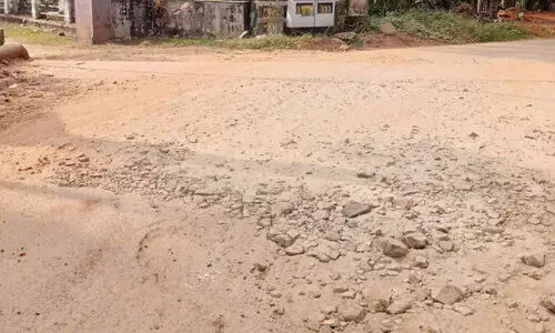 ഇയ്യാട് -വട്ടോളി ബസാർ റോഡ് പ്രവൃത്തി പാതിവഴിയിൽ; പൊടിയിൽ മുങ്ങി ജനം ഇയ്യാട് -വട്ടോളി ബസാർ റോഡ് പ്രവൃത്തി പാതിവഴിയിൽ; പൊടിയിൽ മുങ്ങി ജനം