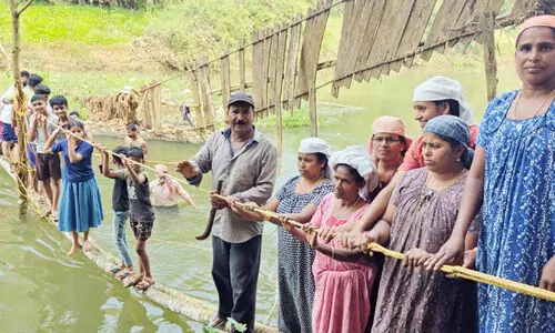 അധികൃതർ അവഗണിച്ചു; നാട്ടുകൂട്ടായ്മ തൂക്കുപാലം പുനർനിർമിച്ചു അധികൃതർ അവഗണിച്ചു; നാട്ടുകൂട്ടായ്മ തൂക്കുപാലം പുനർനിർമിച്ചു