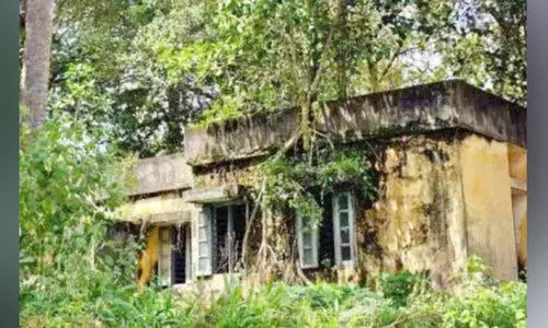 ഇഴജന്തുക്കള്‍ക്ക് താവളമായി വെള്ളറട പൊലീസ് ക്വാര്‍ട്ടേഴ്‌സ്