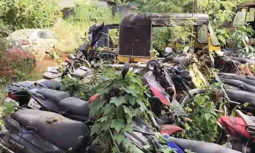 ലേല നടപടികൾ നീളുന്നു; വാഹനങ്ങളുടെ ശവപ്പറമ്പായി പൊലീസ് സ്റ്റേഷൻ വളപ്പ് ലേല നടപടികൾ നീളുന്നു; വാഹനങ്ങളുടെ ശവപ്പറമ്പായി പൊലീസ് സ്റ്റേഷൻ വളപ്പ്